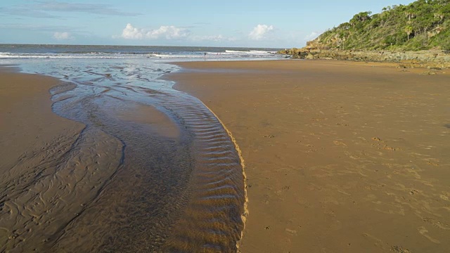 流入澳大利亚海洋的河流视频素材