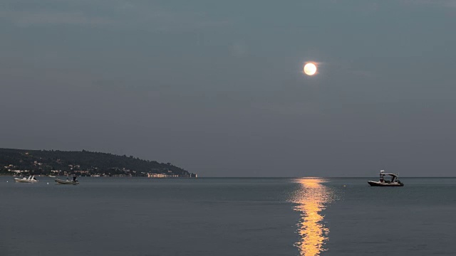 月亮从海面上升起的时间流逝视频素材