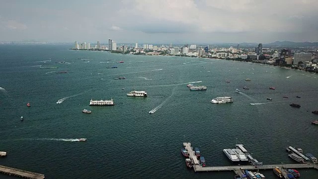 美丽的海湾鸟瞰图。高角度的芭堤雅湾视频素材