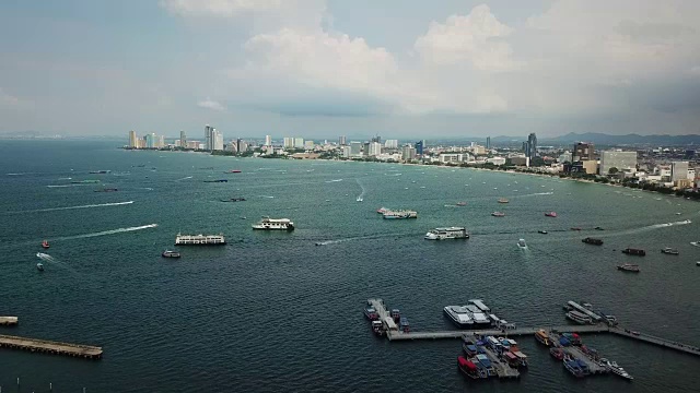 美丽的海湾鸟瞰图。高角度的芭堤雅湾视频素材