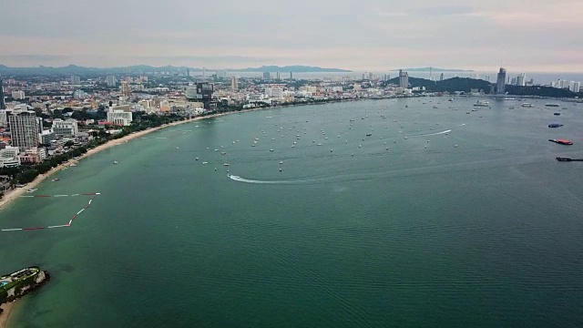 美丽的海湾鸟瞰图。从天空看芭堤雅视频素材