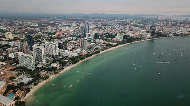 美丽的海湾鸟瞰图。从天空看芭堤雅视频素材