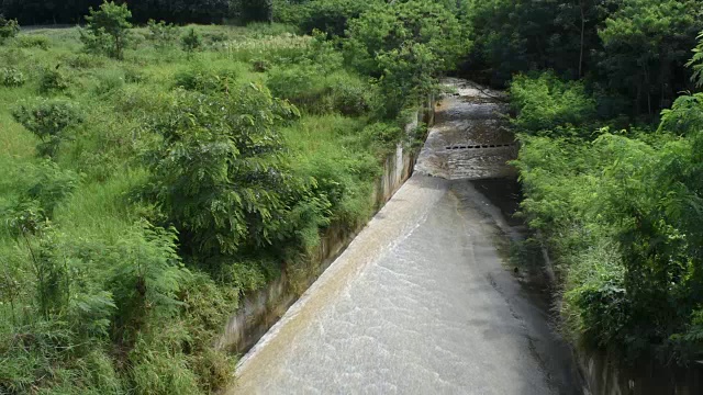 水从大坝流入小溪视频素材