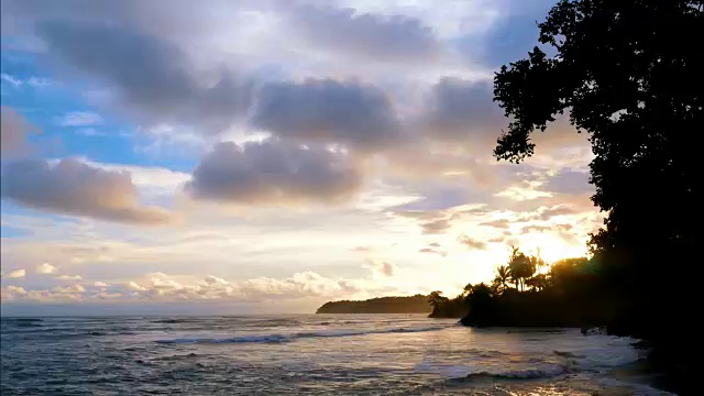 在日落时，未被破坏的加勒比海海滩视频素材