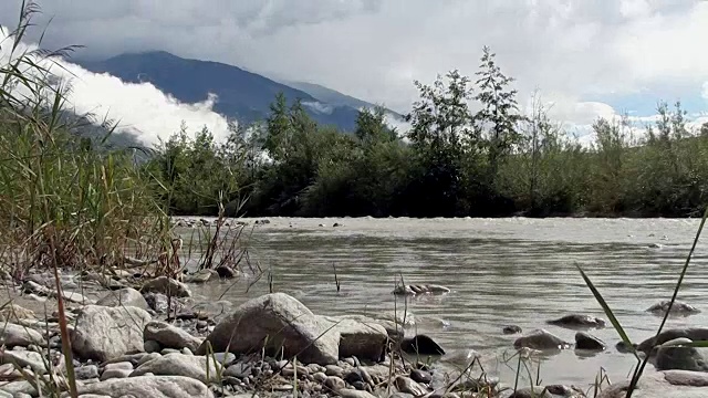 瑞士的水流和山脉视频下载