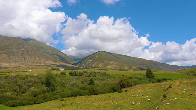 美丽的风景，草原，山脉和多云的天空，时间观视频素材