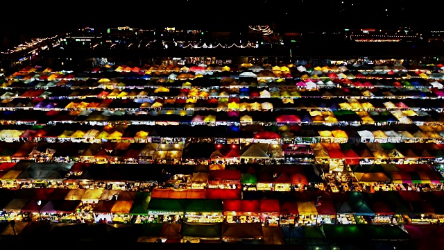 夜市叫火车夜市Ratchada鸟瞰，人们在这里可以品尝到各种街头小吃，位于泰国曼谷的Ratchadapisek百货商场后面视频素材