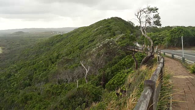 潘拍摄的牛脂海滩在拜伦湾在澳大利亚在一个阴天视频素材