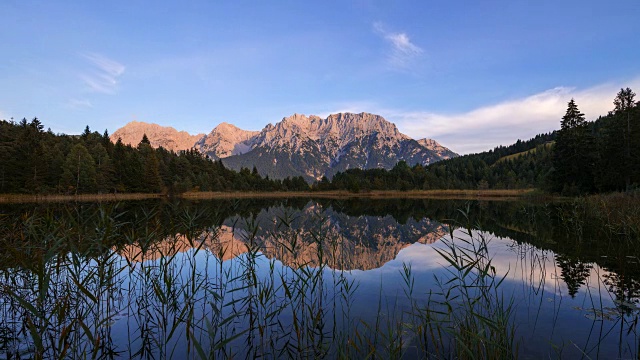 时间流逝。卢滕泽湖和卡温德尔山脉的日落。Mittenwald, Garmisch-Partenkirchen, Luttensee, Karwendel, Werdenfelser Land，上巴伐利亚，巴伐利亚阿尔卑斯山，巴伐利亚，德国，欧洲。视频素材