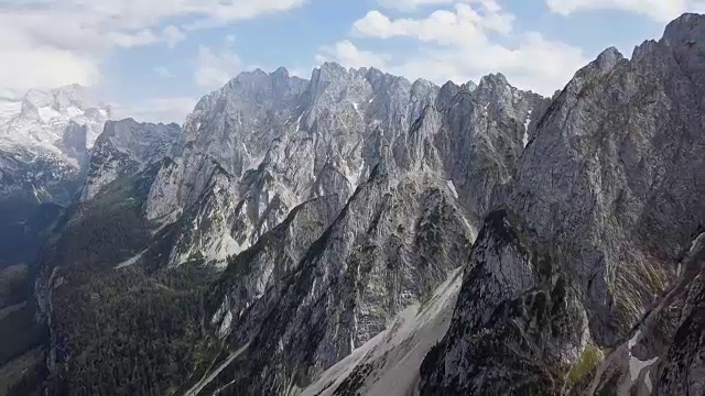 Gosaukamm和Dachstein massif的鸟瞰图，Gosau湖，Salzkammergut，上奥地利。视频素材