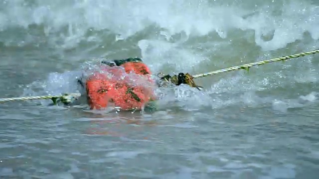 封闭的红色浮标漂浮在海上的波浪上视频素材