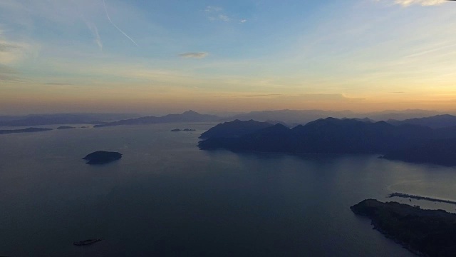 航拍日落时海面和岛屿上的渔船/中国福建视频素材