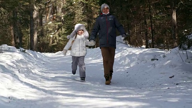 哥哥和妹妹在雪道上跑步视频素材