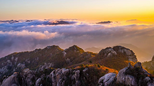 韩国松尼山云海，背景是太阳升起视频素材