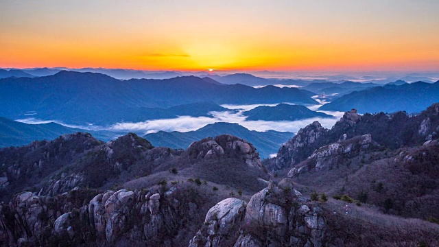 韩国松尼山云海，背景是太阳升起视频素材