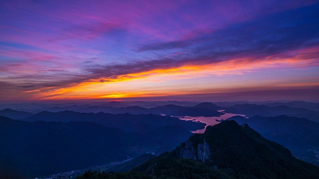 日落时分，韩国的沃洛克山国家公园和忠柱浩湖视频素材