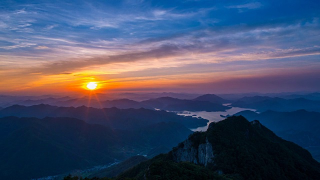 日落时分，韩国的沃洛克山国家公园和忠柱浩湖视频素材