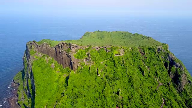 拍摄于济州岛的Seongsan Ilchulbong(联合国教科文组织世界自然遗产)视频素材