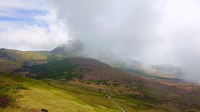 韩hallasan山(韩国最高的山)Witseoreum火山锥上的云和杜鹃花视频素材