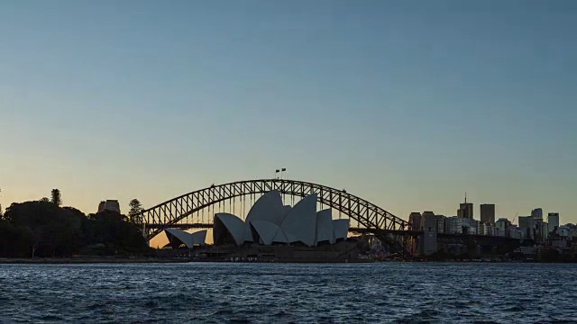 澳大利亚悉尼歌剧院和海港大桥的日落景观视频素材