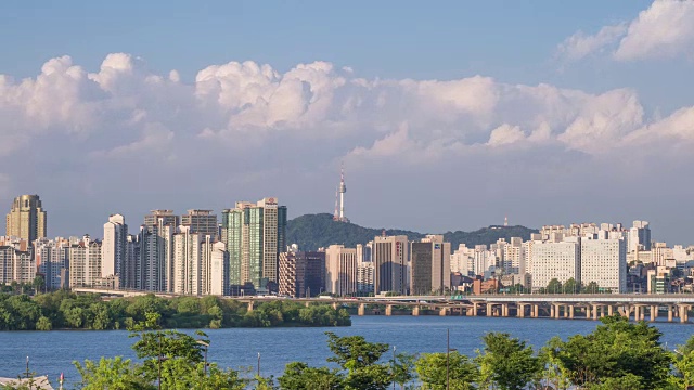 在阴天，首尔麻浦谷地区的城市建筑和北首尔塔(著名的旅游塔)视频素材