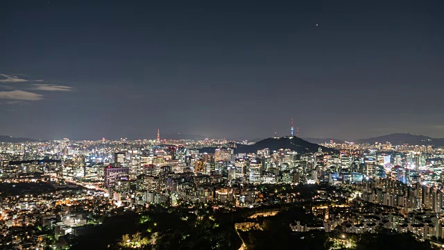 夜景N汉城塔(著名的旅游塔)和首尔的城市建筑视频素材