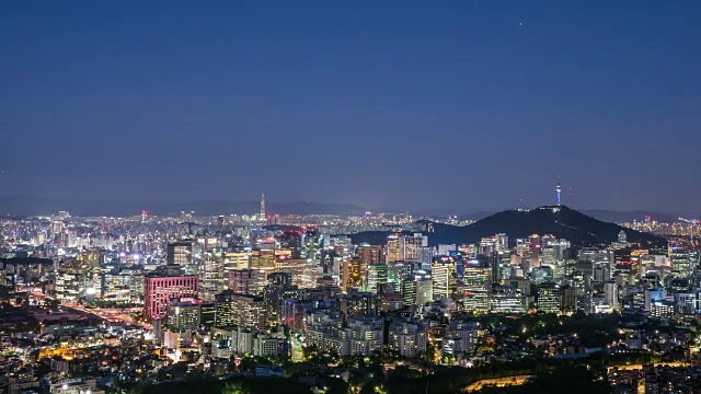 夜景N汉城塔(著名的旅游塔)和首尔的城市建筑视频素材