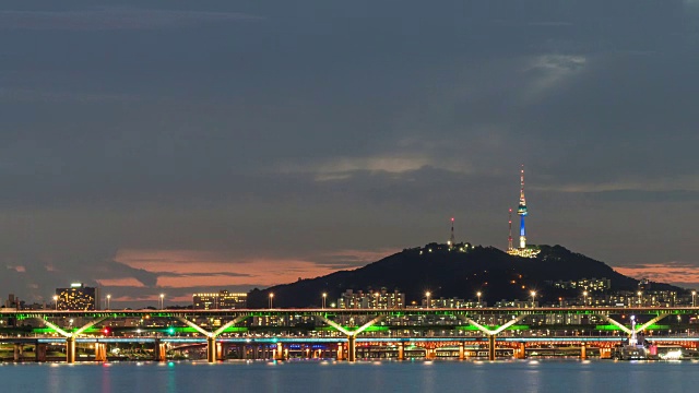 夜景N汉城塔(著名的旅游塔)和桥在汉城的汉江视频素材