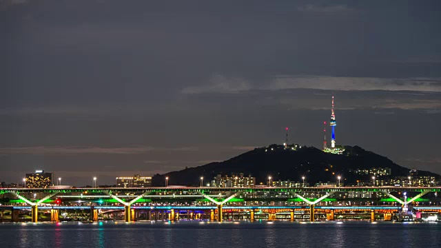 夜景N汉城塔(著名的旅游塔)和桥在汉城的汉江视频素材