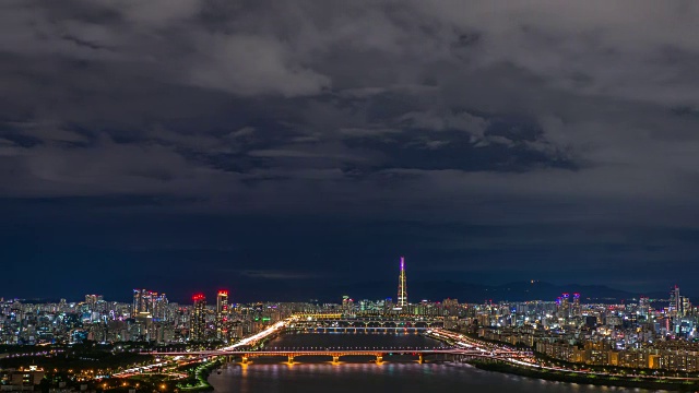 汉江夜景横跨市中心和首尔的摩天大楼视频素材