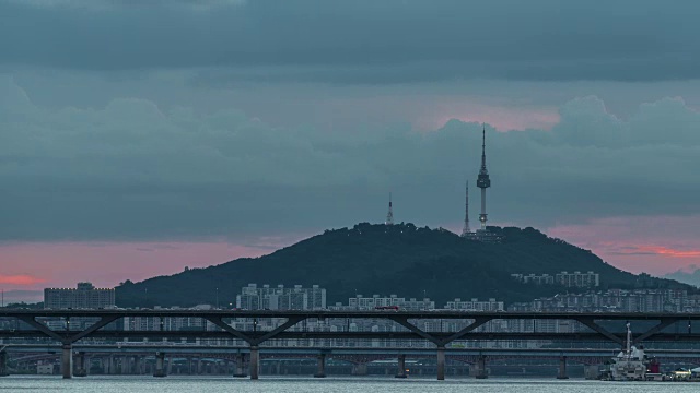 日落的北汉城塔(著名的旅游塔)和桥在汉城的汉江视频素材