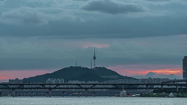 日落的北汉城塔(著名的旅游塔)和桥在汉城的汉江视频素材