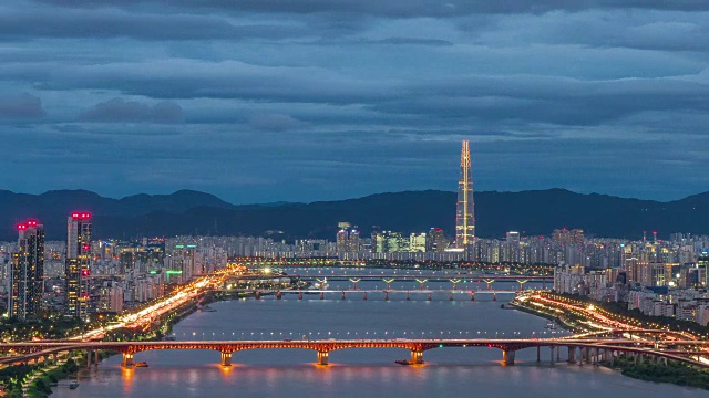 白天和夜景的汉江横跨市区和乐天世界大厦(韩国最高的建筑)在首尔视频素材