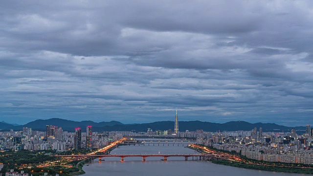 白天和夜景的汉江横跨市区和乐天世界大厦(韩国最高的建筑)在首尔视频素材