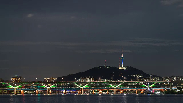 夜景N汉城塔(著名的旅游塔)和桥在汉城的汉江视频素材