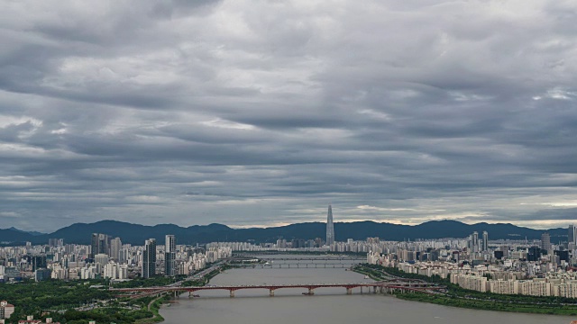 白天，汉江横跨首尔市中心和城市建筑视频素材