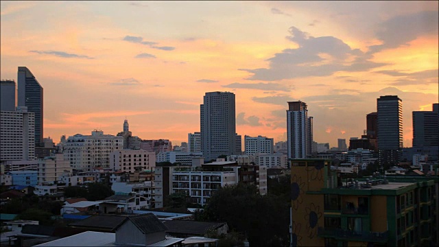 高清时间流逝的红色太阳在城市住宅，曼谷城市，泰国，东南亚视频素材