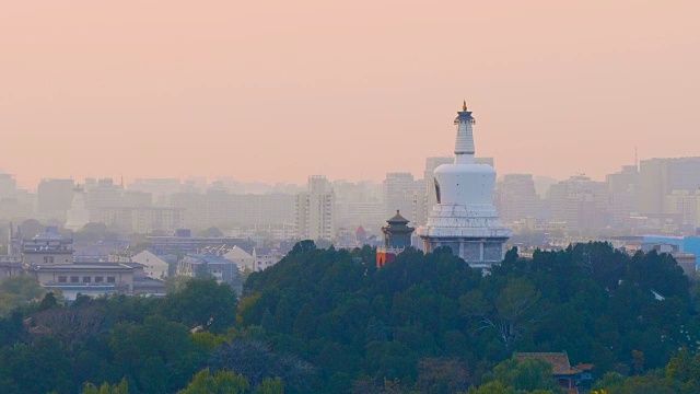 日落时分琼花岛上的WS白塔，北海公园，中国北京视频素材