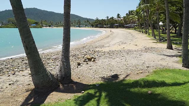 Airlie海滩在澳大利亚一个炎热的阳光灿烂的夏天视频素材