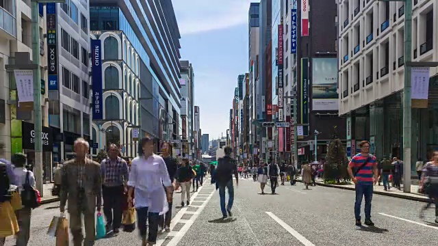 东京，日本，行人在银座区散步和购物。视频素材