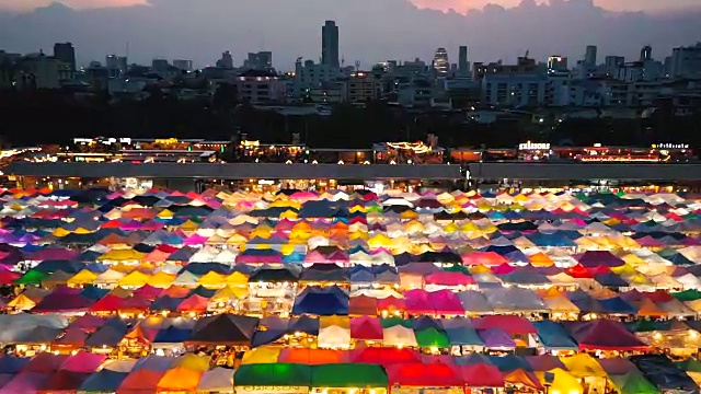 泰国曼谷的新Rot Fai市场视频素材