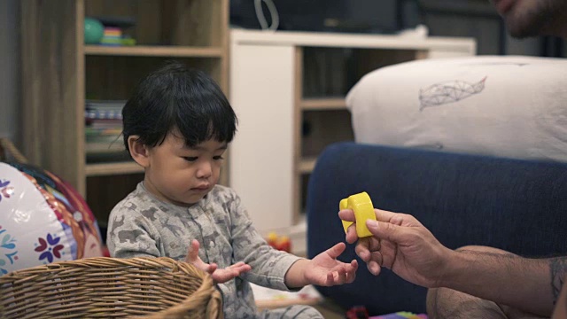 小男孩在和爸爸玩玩具视频素材