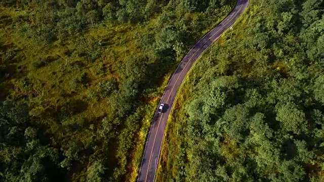 汽车通过道路鸟瞰图视频素材