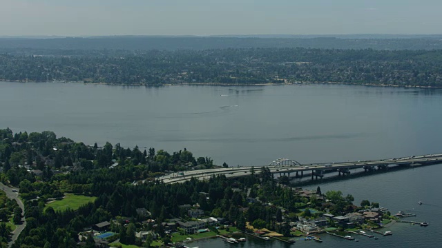 I-90浮桥的广角镜头，背景是MT. Baker视频素材