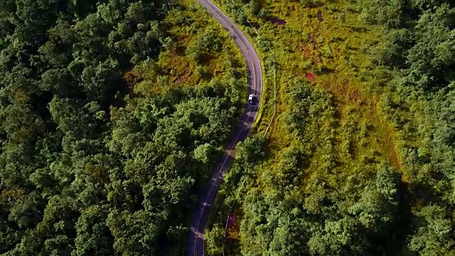 汽车通过道路鸟瞰图视频素材