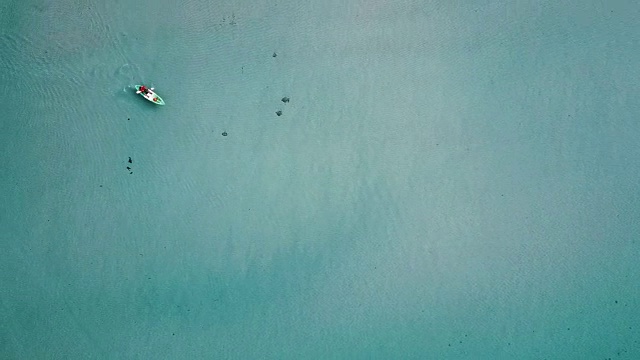 鸟瞰图的游客皮划艇在海上。泰国。视频素材