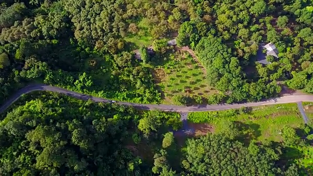 汽车通过道路鸟瞰图视频素材