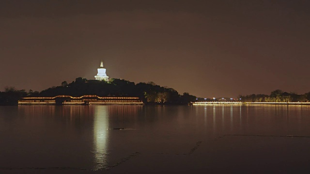 wss_白塔_琼花岛上的湖在夜晚，北海公园，北京，中国视频素材