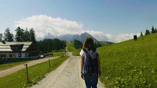 奥地利萨尔茨堡，一名年轻女子徒步登山视频素材