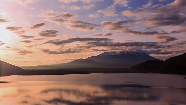 日出时的富士山，日本山梨县元津湖视频素材